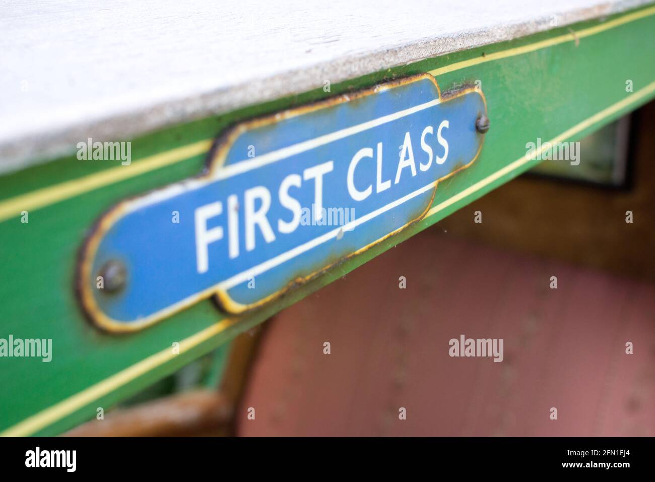 Gros plan d'un panneau de première classe sur un chemin de fer miniature chariot Banque D'Images