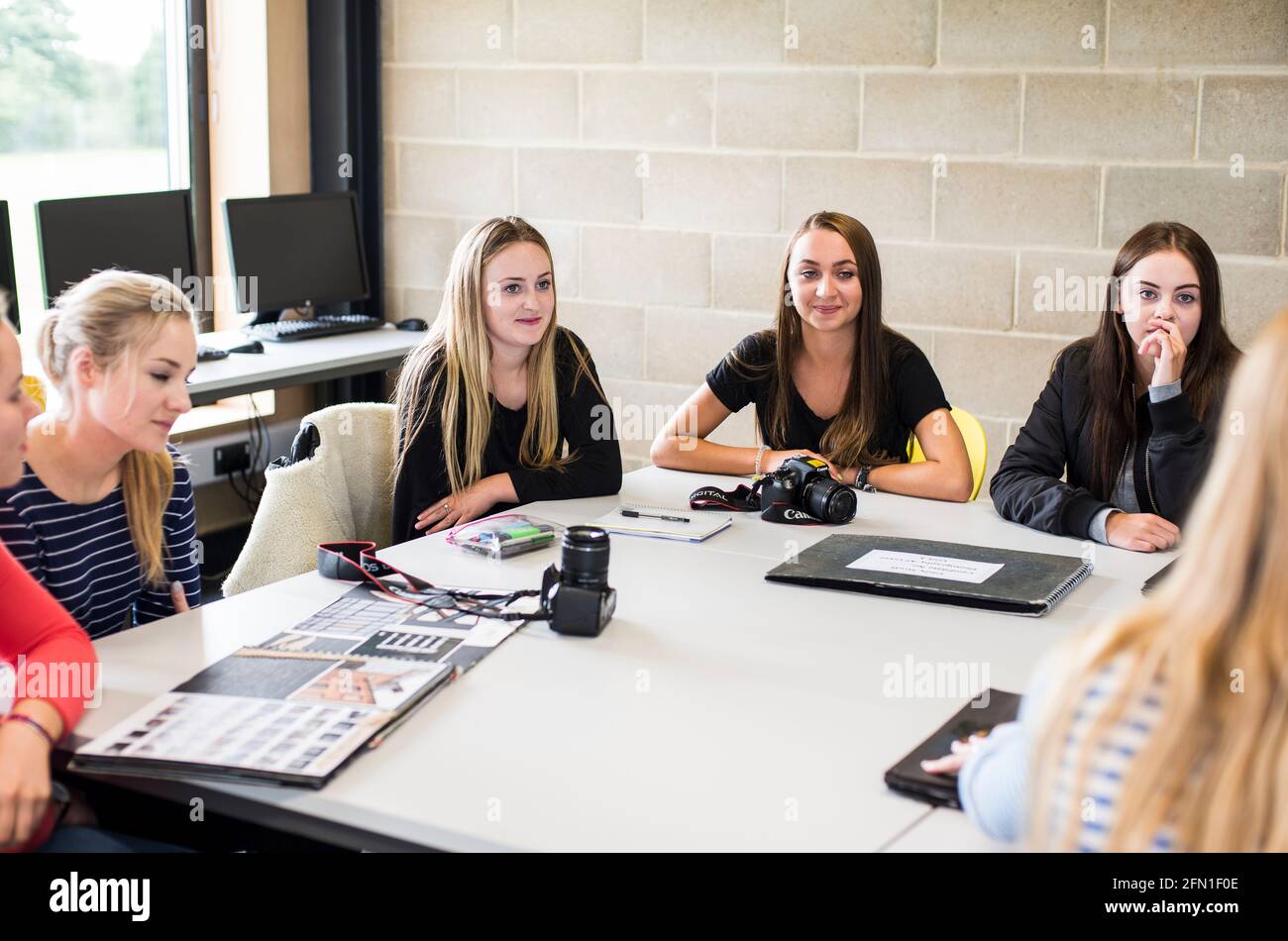 Groupe d'élèves de la sixième forme, jeunes en éducation, groupe de jeunes étudiantes de la 6e forme, étudiants en interaction en classe de photographie Banque D'Images