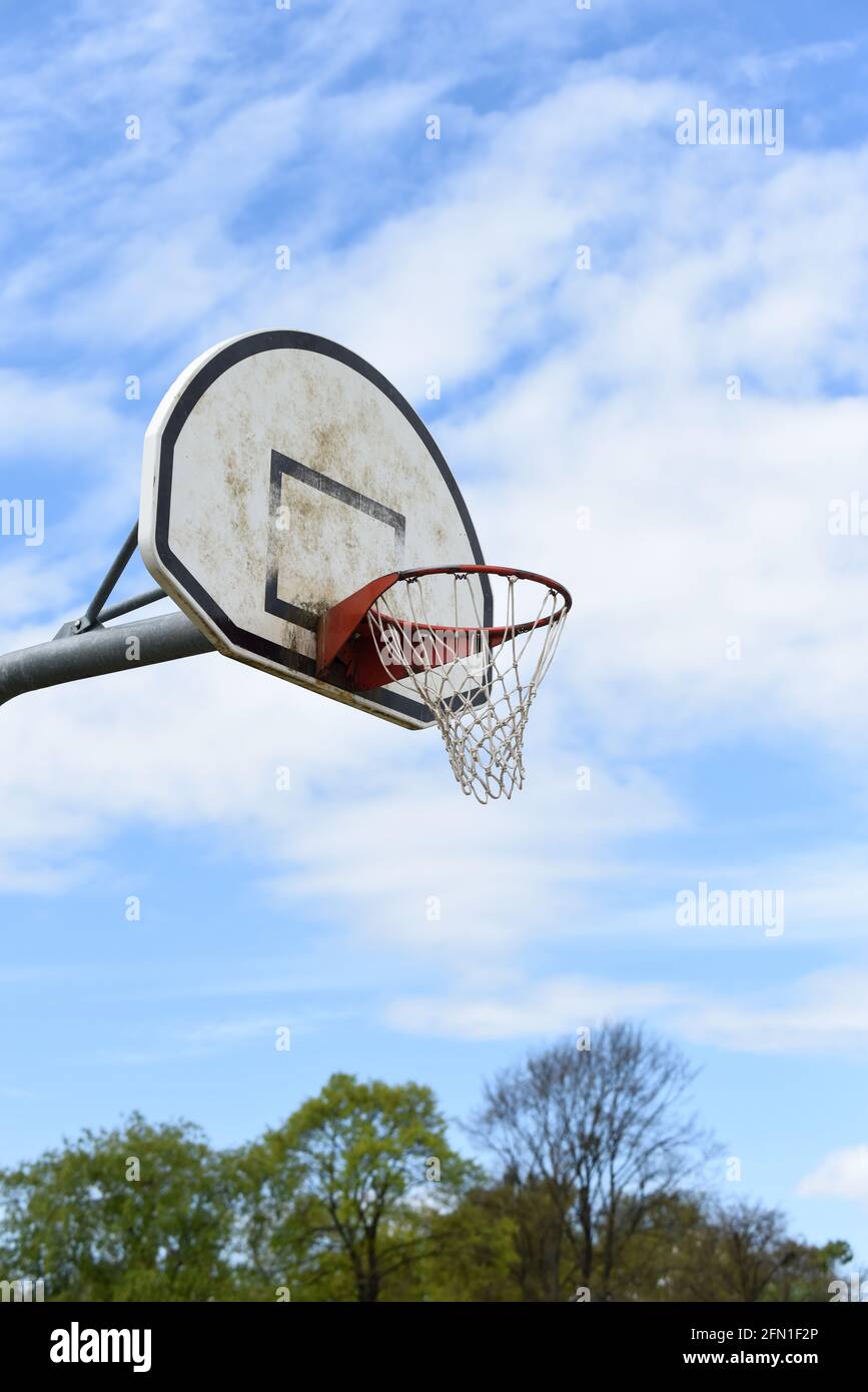 Panier de basket-ball avec filet sur un terrain de basket-ball extérieur  Photo Stock - Alamy