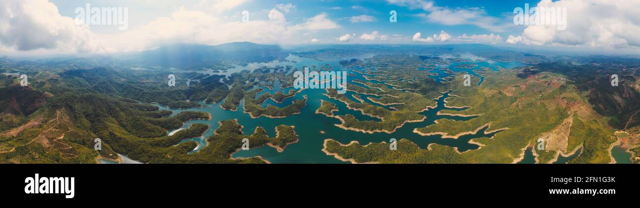 Vue panoramique sur le lac Ta Dung en début de matinée, connu sous le nom de baie de Ha long sur la terre de la montagne centrale du Vietnam. Le réservoir pour le générateur de puissance Banque D'Images