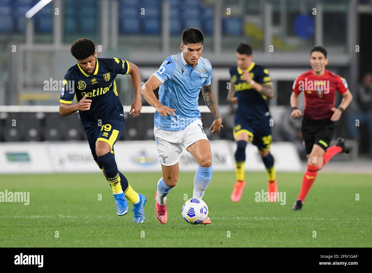 Rome, Italie, 2 mai 2021 Simon Sohm de SS Parme et Joaquin Correa de SS Lazio au Latium vs Parme série A League Credit:Roberto Ramaccia/Alamy Live Banque D'Images