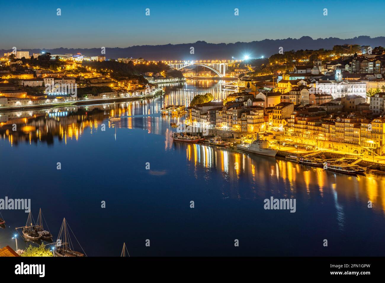 Blick über den Fluss Douro auf die Altstadt von Porto und Vila Nova de Gaia in der Abenddämmerung, Portugal, Europa | vue sur le fleuve Douro à hist Banque D'Images