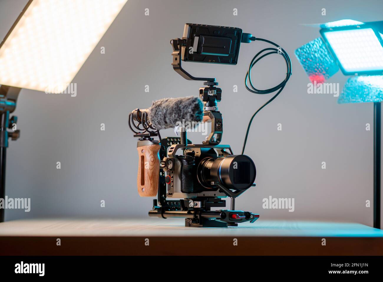 Caméra plein format avec moniteur externe, micro et plate-forme de réalisation de films portable. Banque D'Images