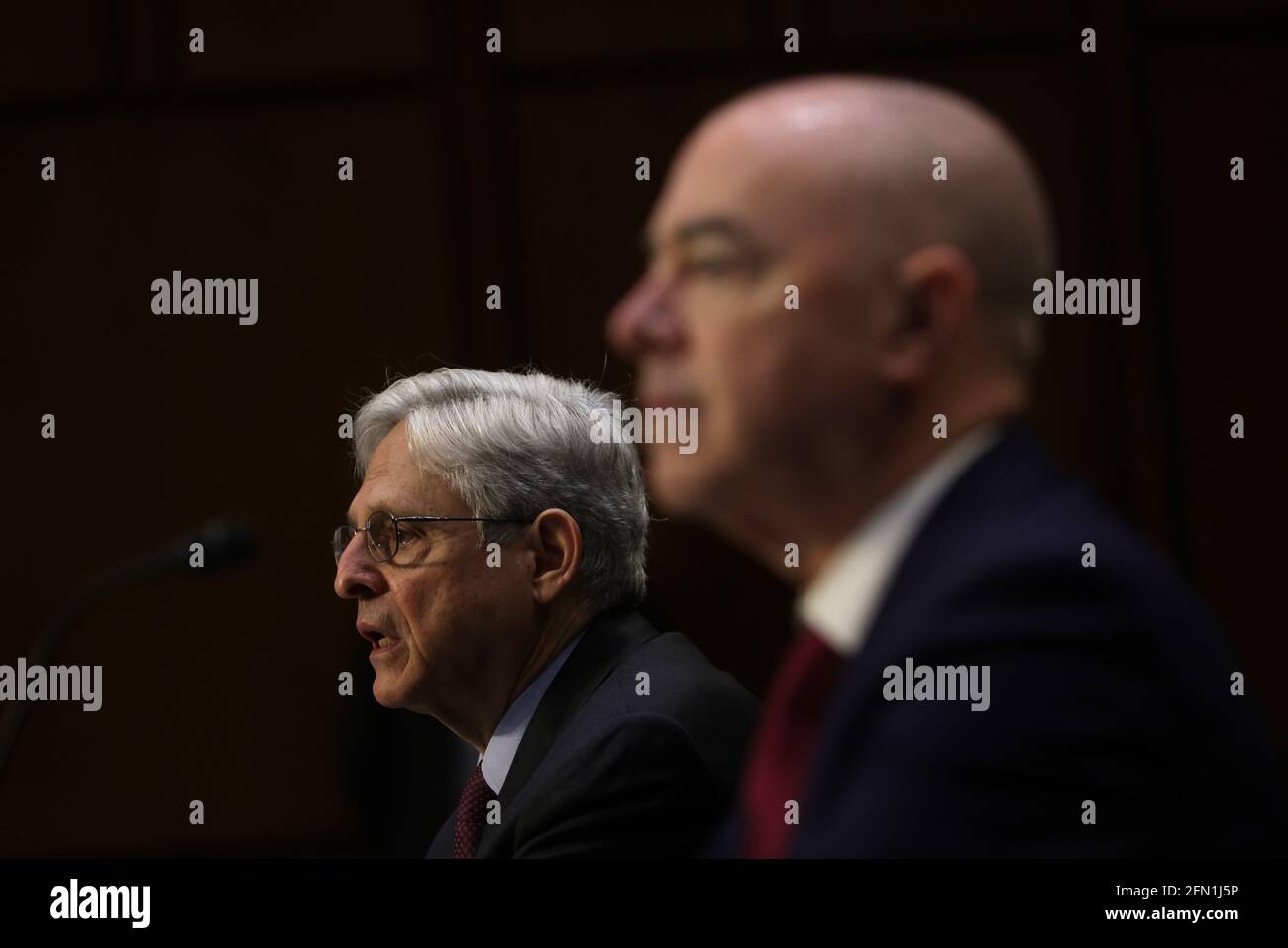 (210513) -- WASHINGTON, le 13 mai 2021 (Xinhua) -- le procureur général des États-Unis Merrick Garland (L) et le secrétaire à la sécurité intérieure Alejandro Mayorkas ont témoigné devant une audience du Comité des crédits du Sénat pour examiner l'extrémisme violent domestique en Amérique à Washington, DC, aux États-Unis, le 12 mai 2021. (Alex Wong/Pool via Xinhua) Banque D'Images