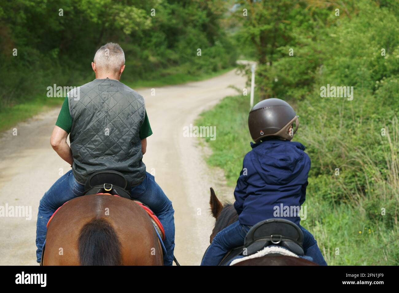 Rue blanche appelée Eroica, près de San Giovanni d'Asso, Montalcino Toscane, Italie. Dans les domaines: Groupe de cavaliers garçon et hommes - sport Banque D'Images
