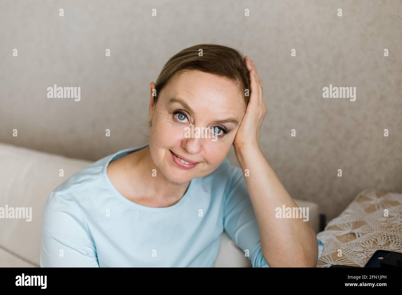 Une femme adulte regarde avec joie l'appareil photo. Portrait. Banque D'Images