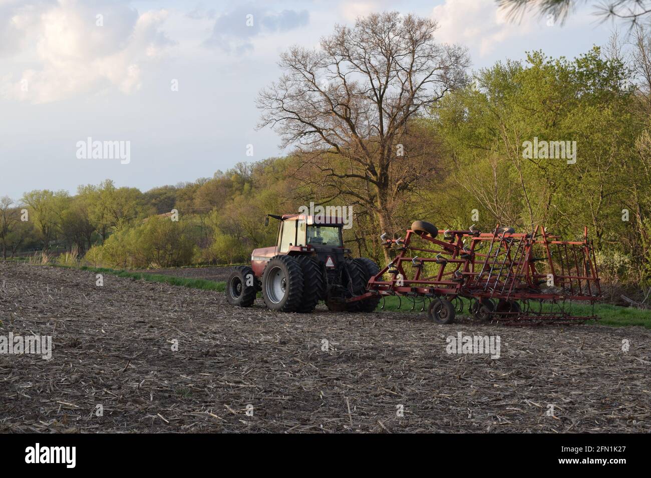 Tracteur en champ Banque D'Images