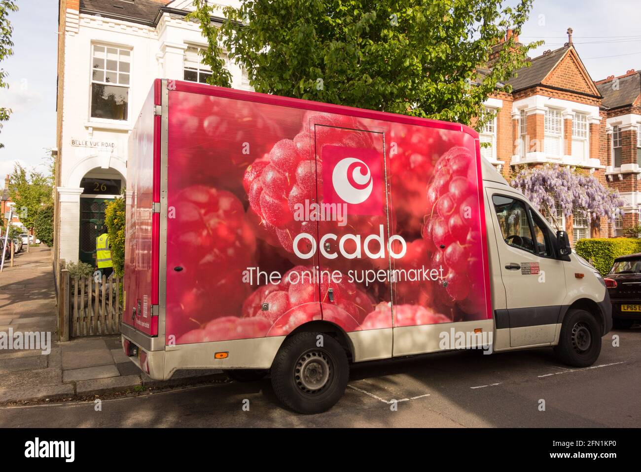 Vue rapprochée des framboises sur un camion de livraison Ocado et un chauffeur dans une rue de banlieue de Londres, Angleterre, Royaume-Uni Banque D'Images