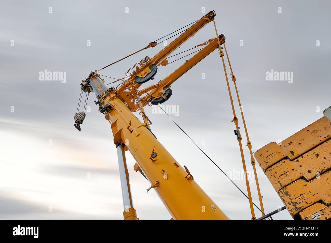 Grue avec bras télescopique jaune d'une grue à grande tour Banque D'Images