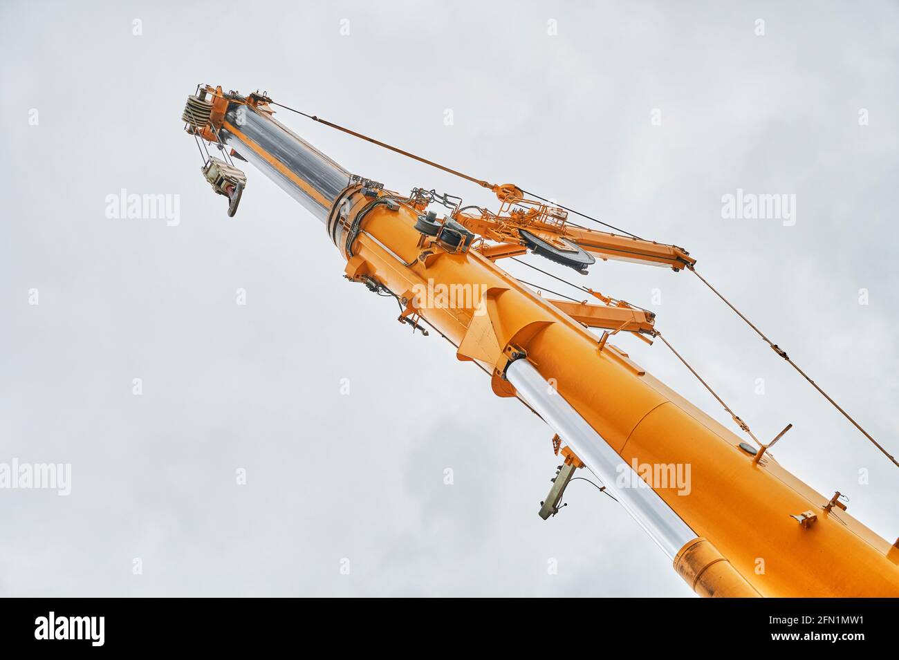 Grue avec bras télescopique jaune d'une grue à grande tour Banque D'Images