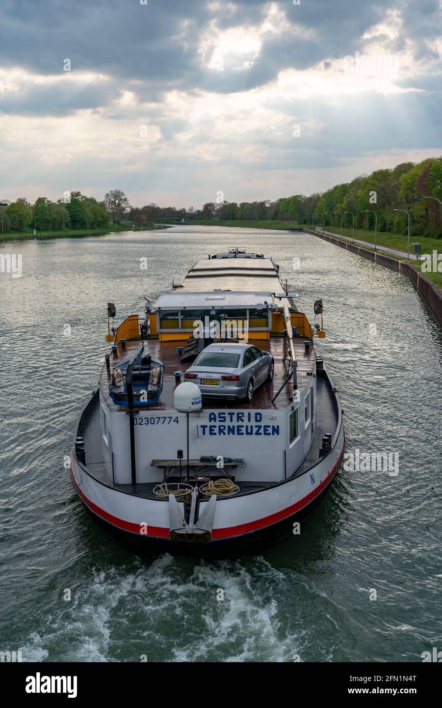 Cargo sur le canal Wesel-Datteln, en quittant l'écluse de Hünxe, NRW, Allemagne Banque D'Images