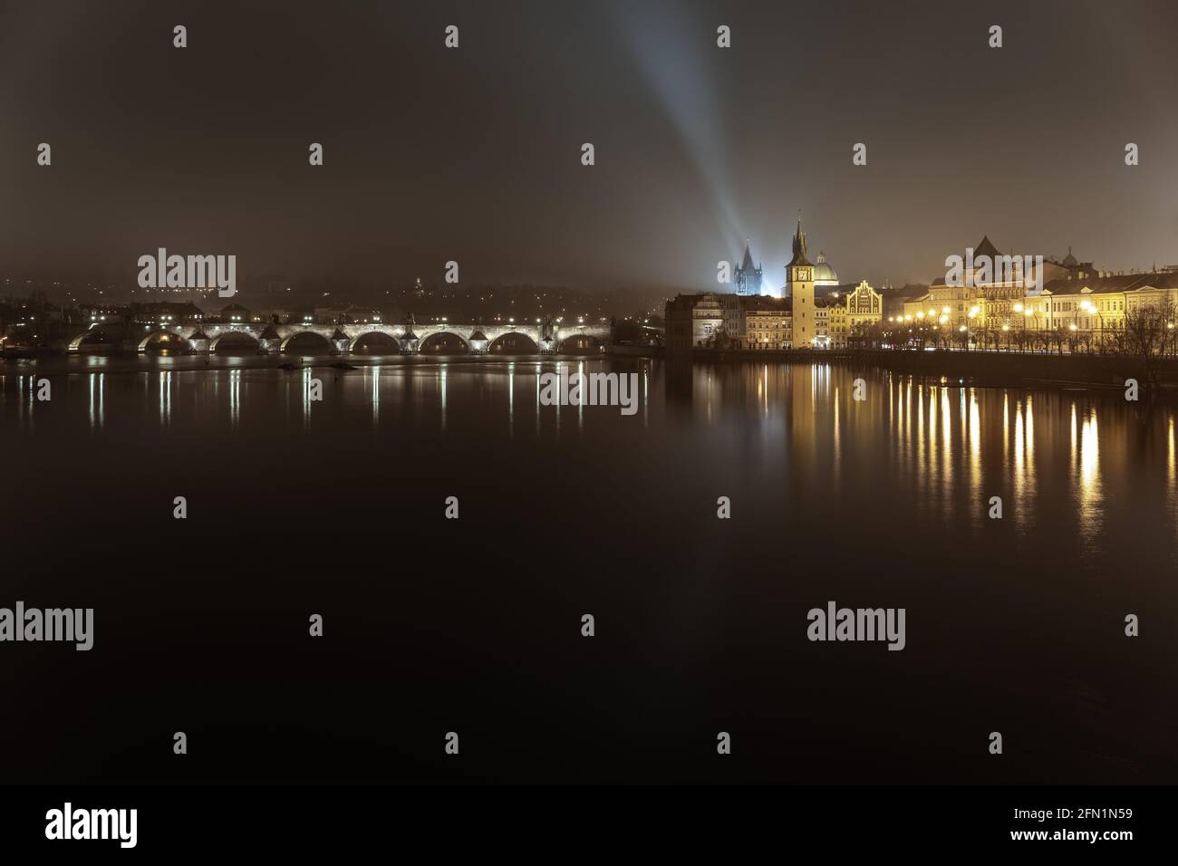 Photo nocturne du pont Charles - Karluv Most - au-dessus de la Vltava à Prague; prise de Strelecky ostrov, longue exposition Banque D'Images