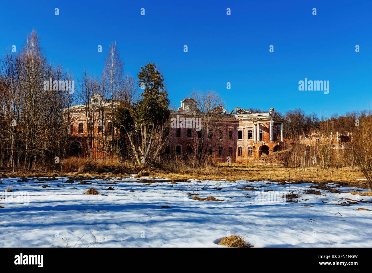 Ancien manoir abandonné Otrada-Semenovskoye dans la région de Moscou, en Russie. Banque D'Images