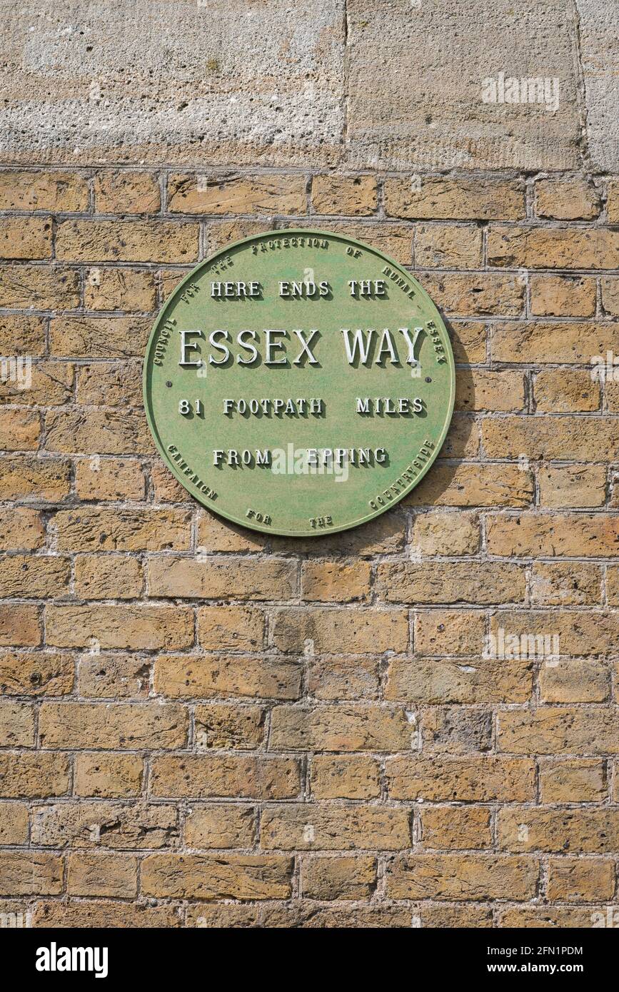 Essex Way, vue d'une plaque fixée à l'édifice High Lighthouse à Harwich marquant l'extrémité officielle de la route de chemin de randonnée Essex Way, Essex, Angleterre Banque D'Images