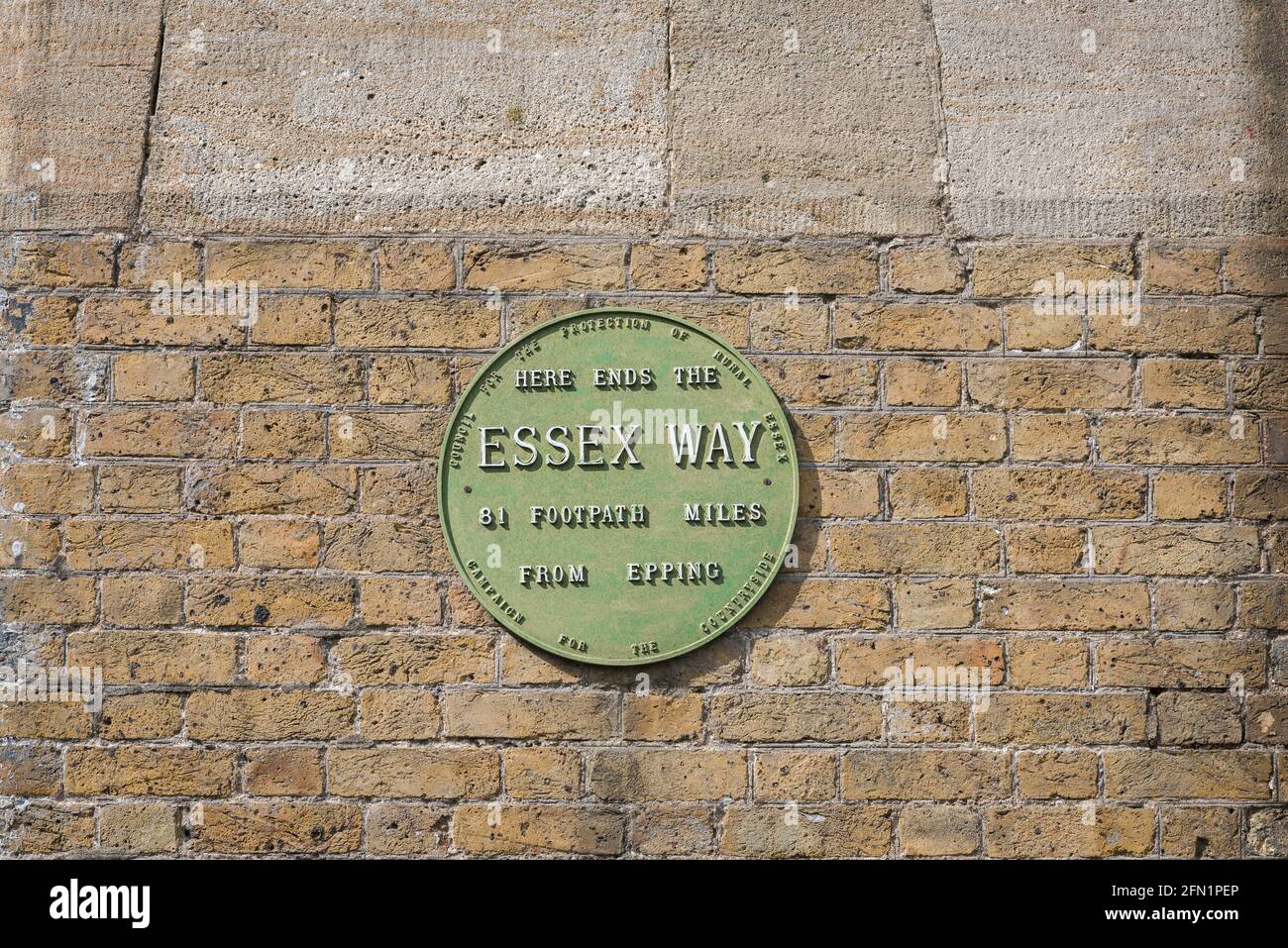 Essex Way, vue d'une plaque fixée à l'édifice High Lighthouse à Harwich marquant l'extrémité officielle de la route de chemin de randonnée Essex Way, Essex, Angleterre Banque D'Images