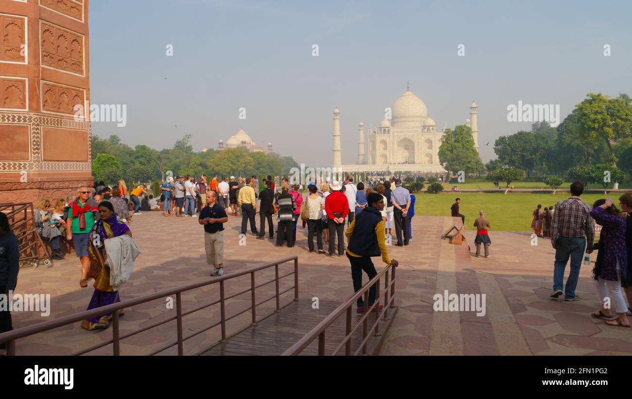 AGRA, INDE - 25 novembre 2015 : le Taj Mahal est un mausolée en marbre blanc ivoire d'Agra, un site classé au patrimoine mondial de l'UNESCO. Le joyau de l'archiite musulmane Mughal Banque D'Images