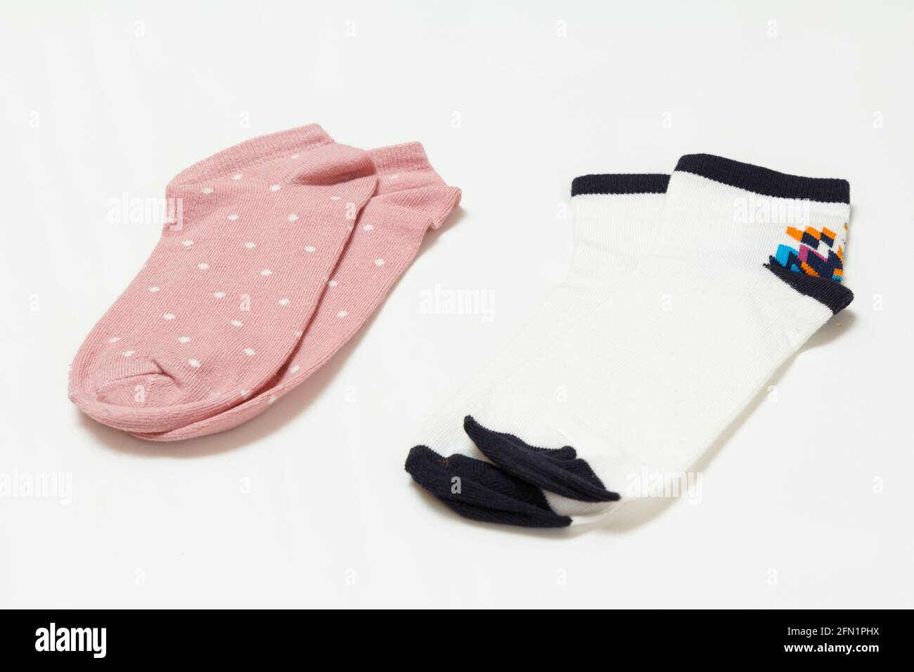 Deux paires de chaussettes pour femmes sur fond blanc, vue du dessus. Banque D'Images
