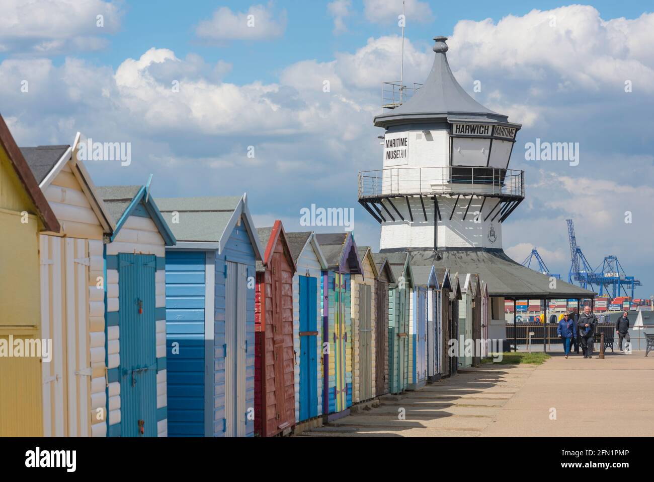 Harwich England, vue sur le C18e Low Lighthouse Building (devenu un musée maritime) avec des cabanes de plage faisant face à Harwich Beach, Essex, Angleterre, Royaume-Uni Banque D'Images