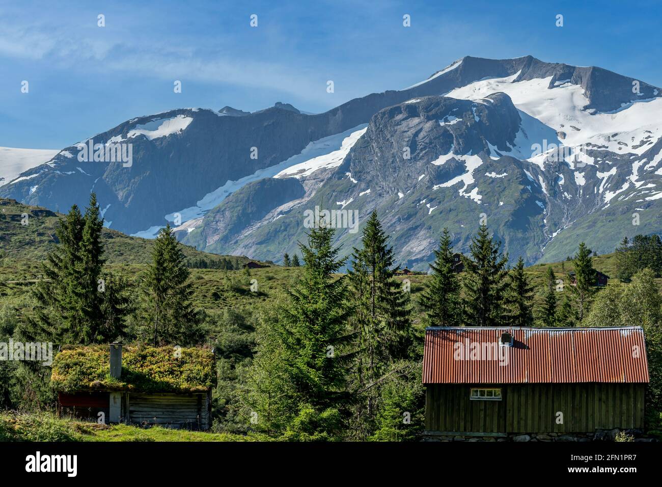 FLO, NORVÈGE - 2020 AOÛT 10. Cottage norvégien dans la nature sauvage avec de grandes montagnes. Banque D'Images