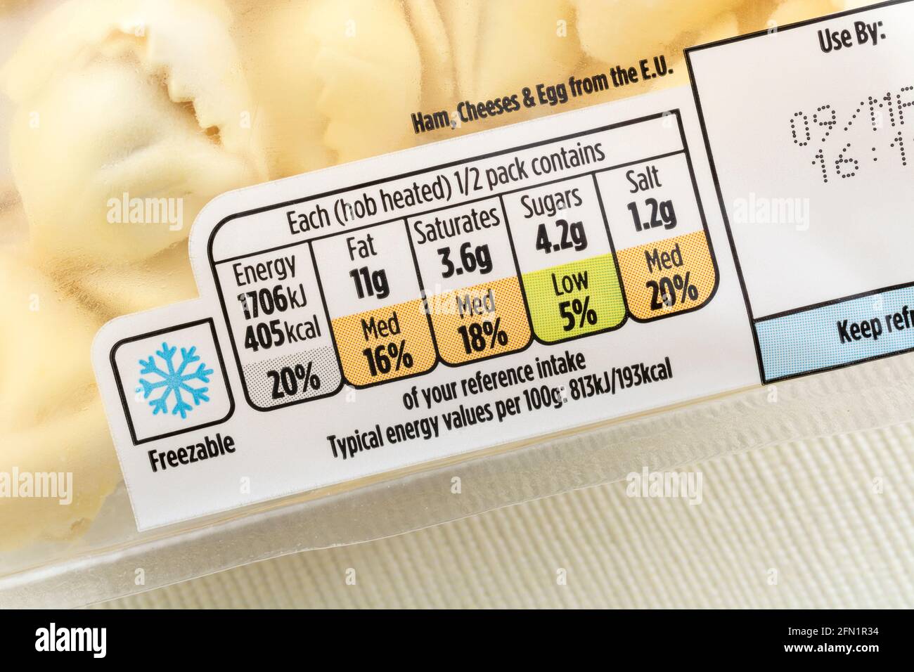 Gros plan du paquet de tortelloni jambon et fromage ASDA et de l'étiquette nutritionnelle avec logo / symbole de congélateur et pourcentages d'apport alimentaire. Banque D'Images