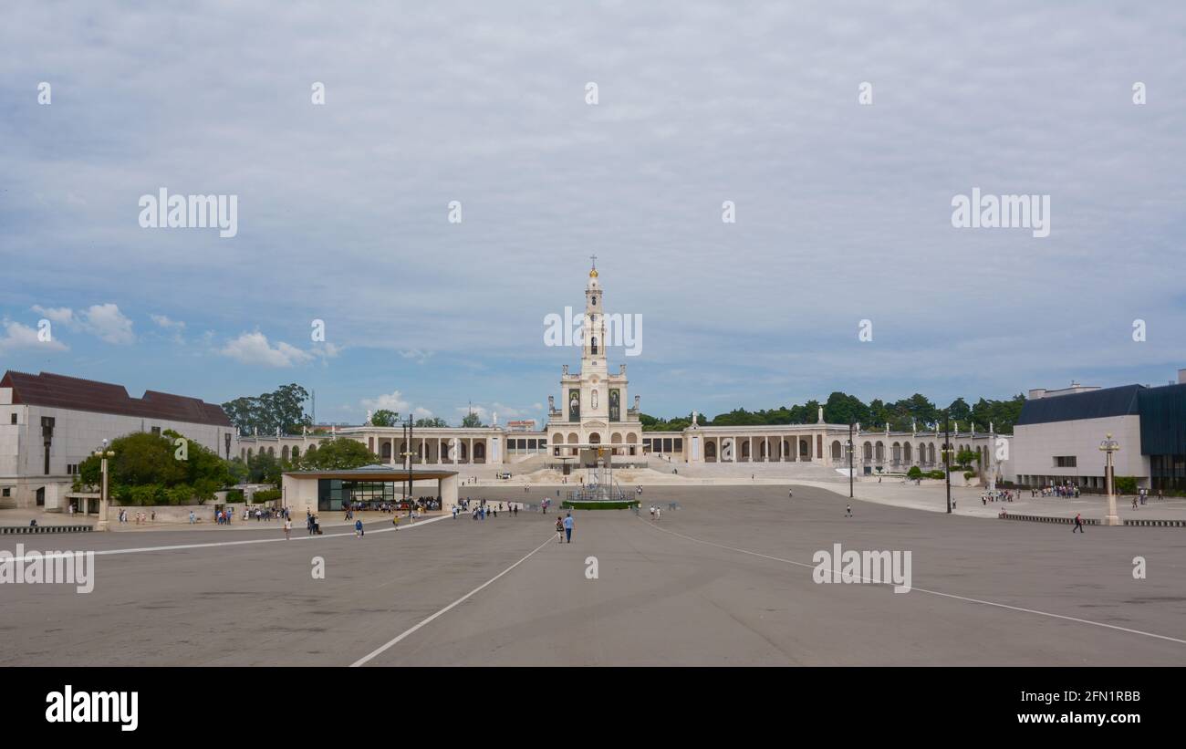 Belle vue panoramique sur le Sanctuaire de notre-Dame de Fatima par une belle journée ensoleillée. Destination de pèlerinage pour les catholiques. Banque D'Images