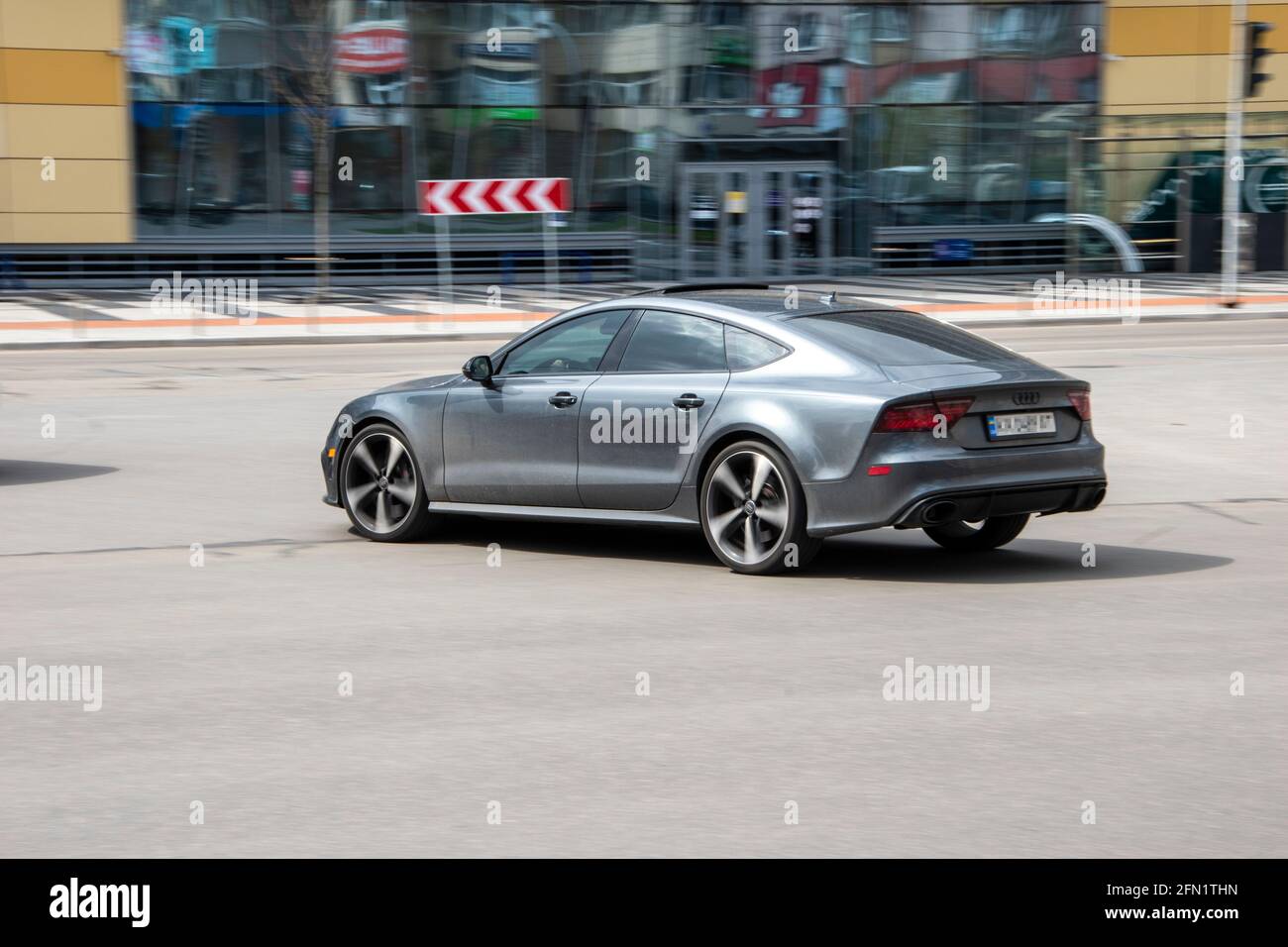 Ukraine, Kiev - 26 avril 2021 : voiture grise Audi RS 7 se déplaçant dans la rue. Éditorial Banque D'Images