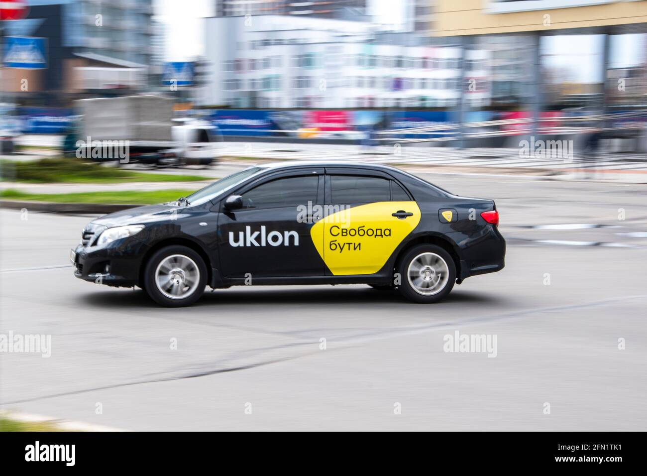 Ukraine, Kiev - 26 avril 2021: Voiture de taxi noire Toyota Corolla Uklon  se déplaçant dans la rue. Éditorial Photo Stock - Alamy