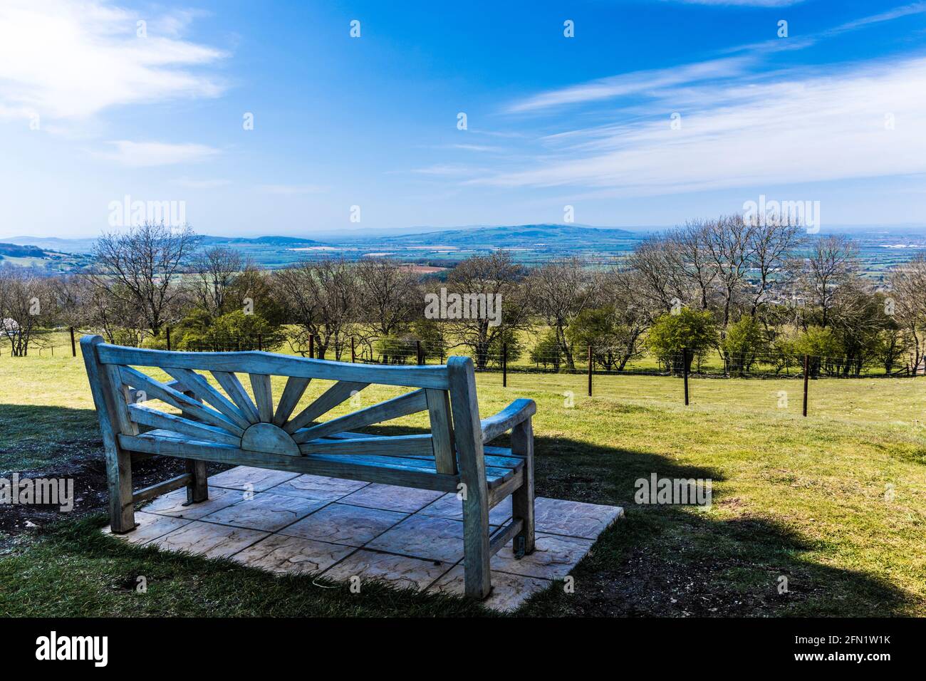 Vue depuis la tour de Broadway sur la ville de Broadway, dans le Worcestershire, la vallée d'Evesham et les Mendips depuis le sentier de longue distance de Cotswold Way. Banque D'Images