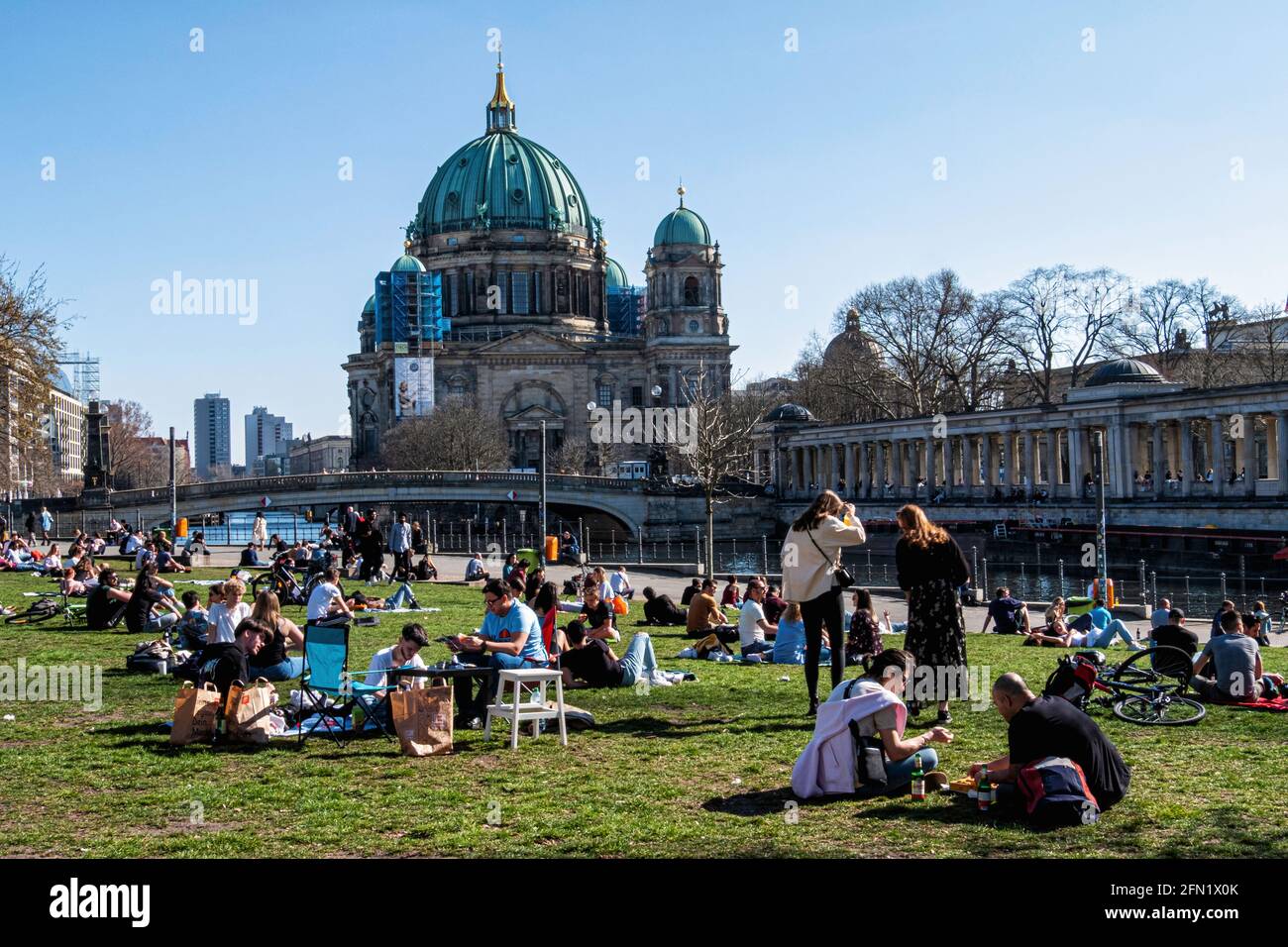 Les gens se rencontrent à l'extérieur tout en profitant du soleil pendant le confinement de la pandémie de Covid, le parc James Simon, Mitte, Berlin Banque D'Images