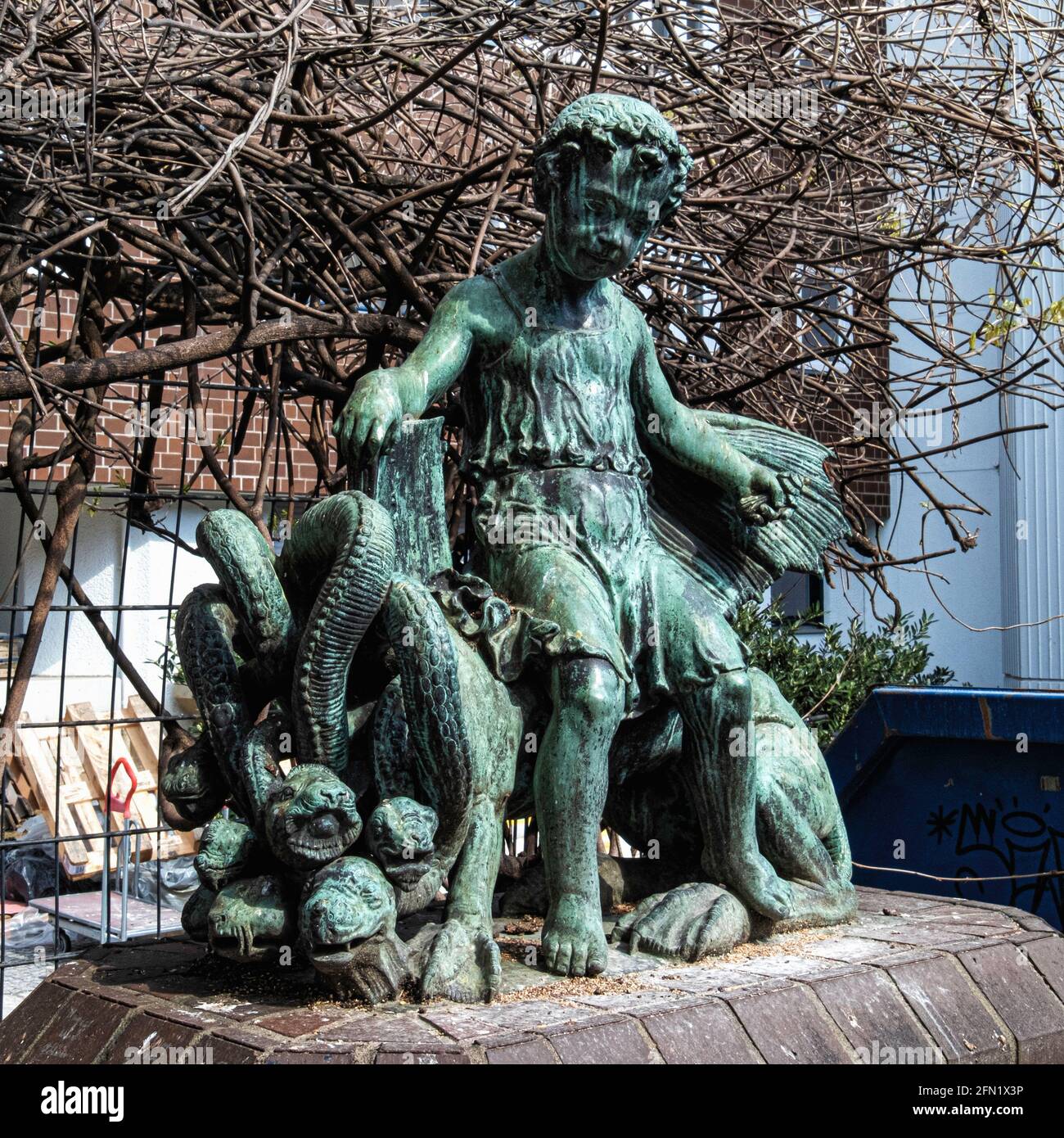 Sculpture en bronze, les quatre évangélistes du sculpteur Georg Wrba à l'extérieur de l'immeuble à Wolliner strasse, Gesundbrunnen, Berlin, Allemagne. Banque D'Images