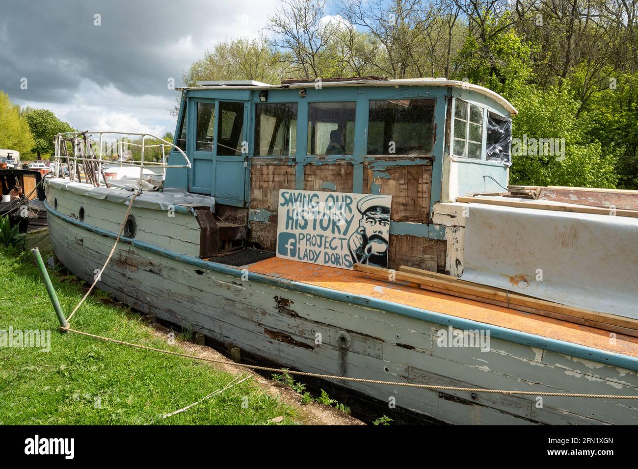 1939 le bateau naval de Pinnace, construit par Vospers, s'appelle le Lady Doris sur la Tamise à Oxford, au Royaume-Uni. Il a été récemment vandalisé et coulé. Banque D'Images