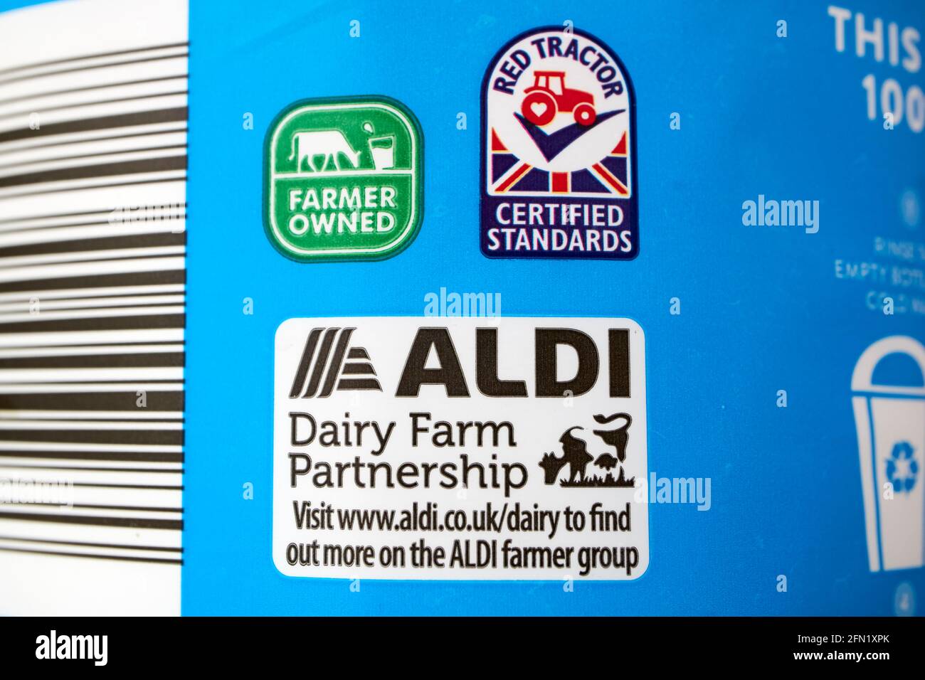 marques de partenariat de red tractor farmer et aldi dairy farm sur une bouteille de lait entier britannique Banque D'Images
