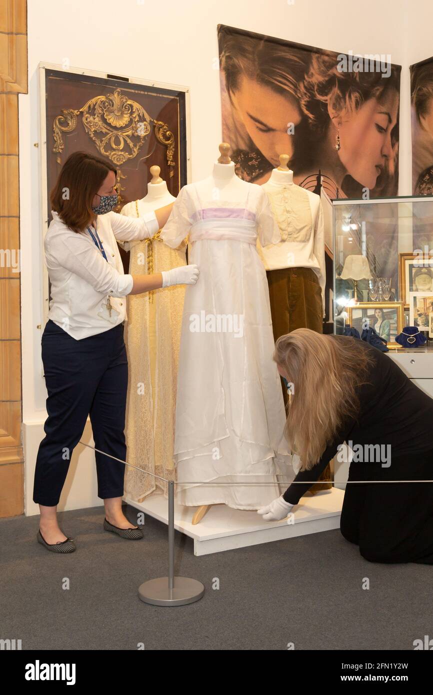 Worcester, Royaume-Uni. 13 mai 2021. Les conservateurs de la galerie d'art et du musée de Worcester City avec des costumes portés par Kate Winslet dans le film de James Cameron Titanic, alors que le musée lance une exposition Titanic: L'honneur et la gloire. Les expositions comprennent des objets d'art et des souvenirs authentiques du film de 1997, et seront exposées à partir du lundi 17 mai. Peter Lopeman/Alay Live News Banque D'Images