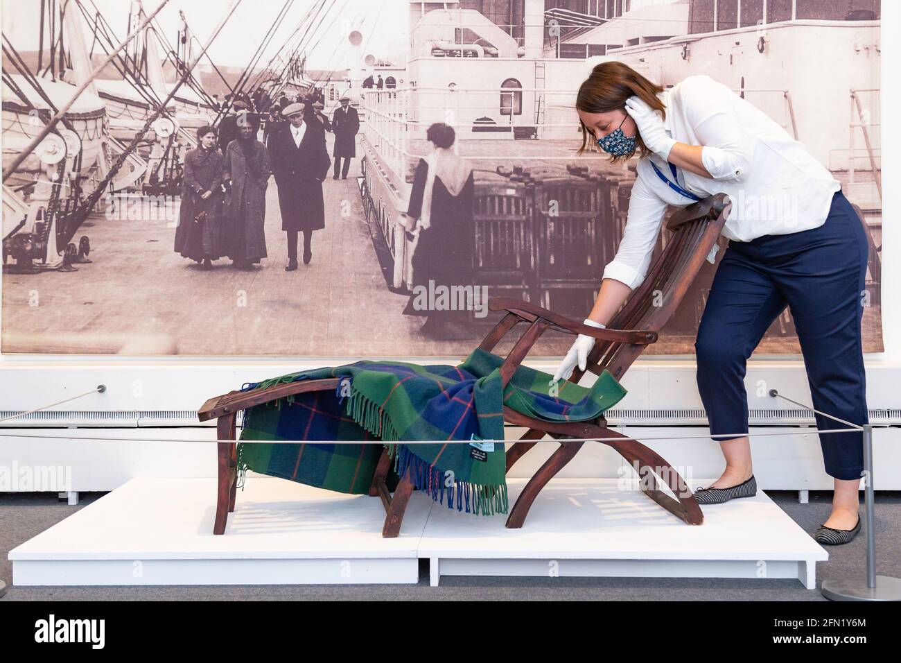 Worcester, Royaume-Uni. 13 mai 2021. Claire Cheshire, conservatrice de la galerie d'art et du musée de Worcester City, avec une chaise-terrasse de la ligne d'étoile blanche du Titanic, alors que le musée lance une exposition Titanic: L'honneur et la gloire. Les expositions comprennent des objets d'art et des souvenirs authentiques du film de 1997, et seront exposées à partir du lundi 17 mai. Peter Lopeman/Alay Live News Banque D'Images