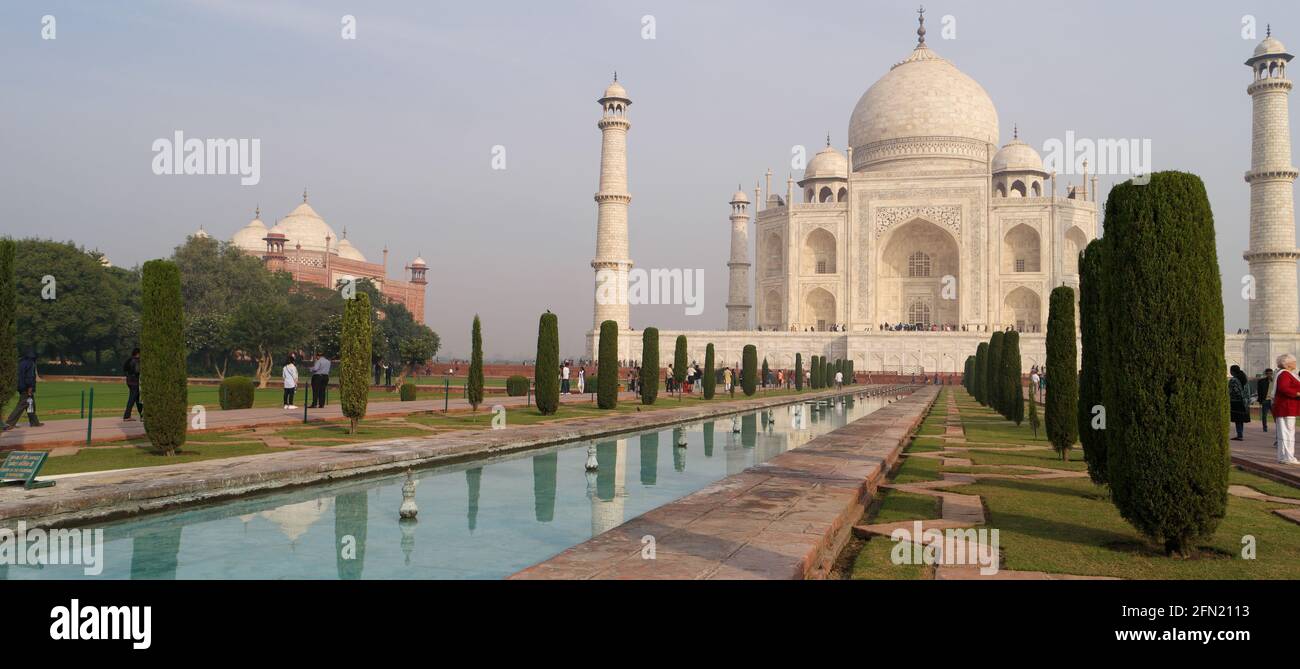 AGRA, INDE - 25 novembre 2015 : le Taj Mahal est un mausolée en marbre blanc ivoire d'Agra, un site classé au patrimoine mondial de l'UNESCO. Le joyau de l'archiite musulmane Mughal Banque D'Images