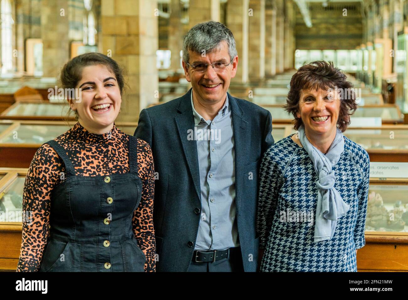 SOUS EMBARGO jusqu'au 00.01 vendredi 14 mai 2021 (à ne pas utiliser en ligne jusqu'à ce moment-là mais ok pour impression le vendredi) - Londres, Royaume-Uni. 13 mai 2021. La famille qui a trouvé une des mêmes douches sur leur route - Hannah, Rob et Cathyrn Wilcock. Dans le cadre de la nouvelle exposition pendant que vous étiez loin, l'un des météorites Winchcombe qui a atterri en février, un type extrêmement rare de météorite (une chondrite carbonée) et la première chute à avoir été récupéré du Royaume-Uni en 30 ans - maintenant en exposition au Musée, Situé dans le coffre-fort. Crédit : Guy Bell/Alay Live News Banque D'Images SOUS EMBARGO jusqu'au 00.01 vendredi 14 mai 2021 (à ne pas utiliser en ligne jusqu'à ce moment-là mais ok pour impression le vendredi) - Londres, Royaume-Uni. 13 mai 2021. La famille qui a trouvé une des mêmes douches sur leur route - Hannah, Rob et Cathyrn Wilcock. Dans le cadre de la nouvelle exposition pendant que vous étiez loin, l'un des météorites Winchcombe qui a atterri en février, un type extrêmement rare de météorite (une chondrite carbonée) et la première chute à avoir été récupéré du Royaume-Uni en 30 ans - maintenant en exposition au Musée, Situé dans le coffre-fort. Crédit : Guy Bell/Alay Live News Banque D'Images