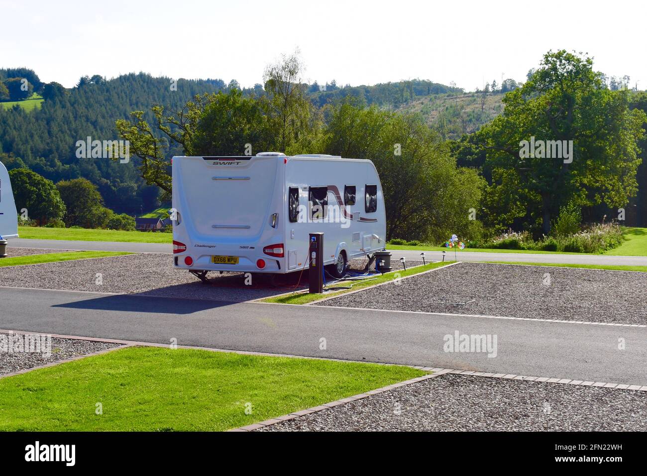 Vue sur les caravanes et les camping-cars modernes sur place au Red Kite Touring Park, près de Llanidloes, au centre du pays de Galles. Site réservé aux adultes avec pitc à service complet Banque D'Images