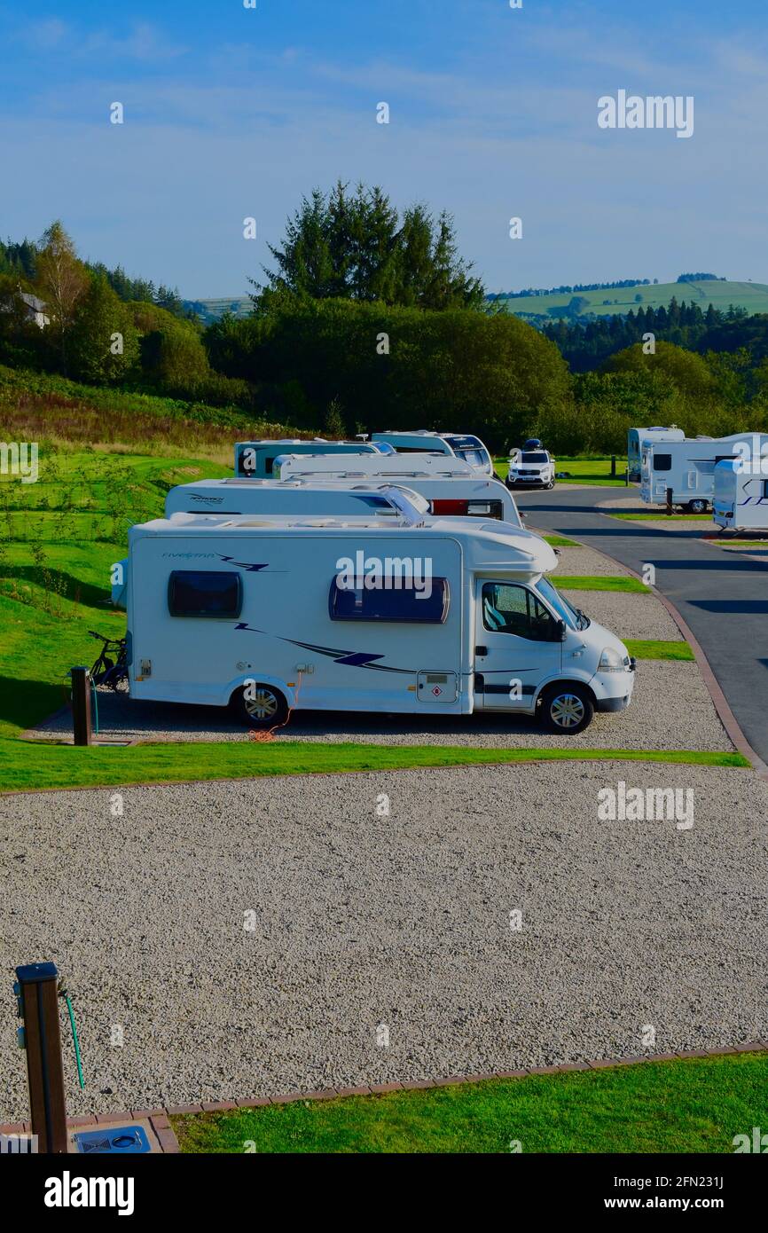 Vue sur les caravanes et les camping-cars modernes sur place au Red Kite Touring Park, près de Llanidloes, au centre du pays de Galles. Site réservé aux adultes avec pitc à service complet Banque D'Images