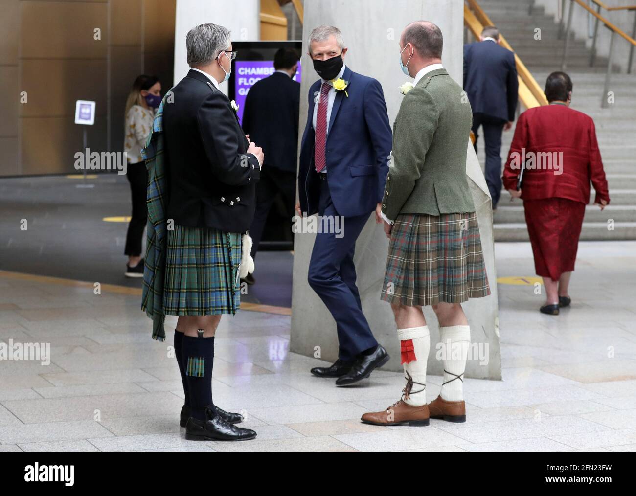 Le MSP Neil Gray du Parti national écossais et Willie Rennie, chef des libéraux démocrates écossais, discutent dans le lobby de Garden au Parlement écossais d'Édimbourg à la suite des dernières élections de weekÕs Holyrood. Date de la photo: Jeudi 13 mai 2021. Banque D'Images