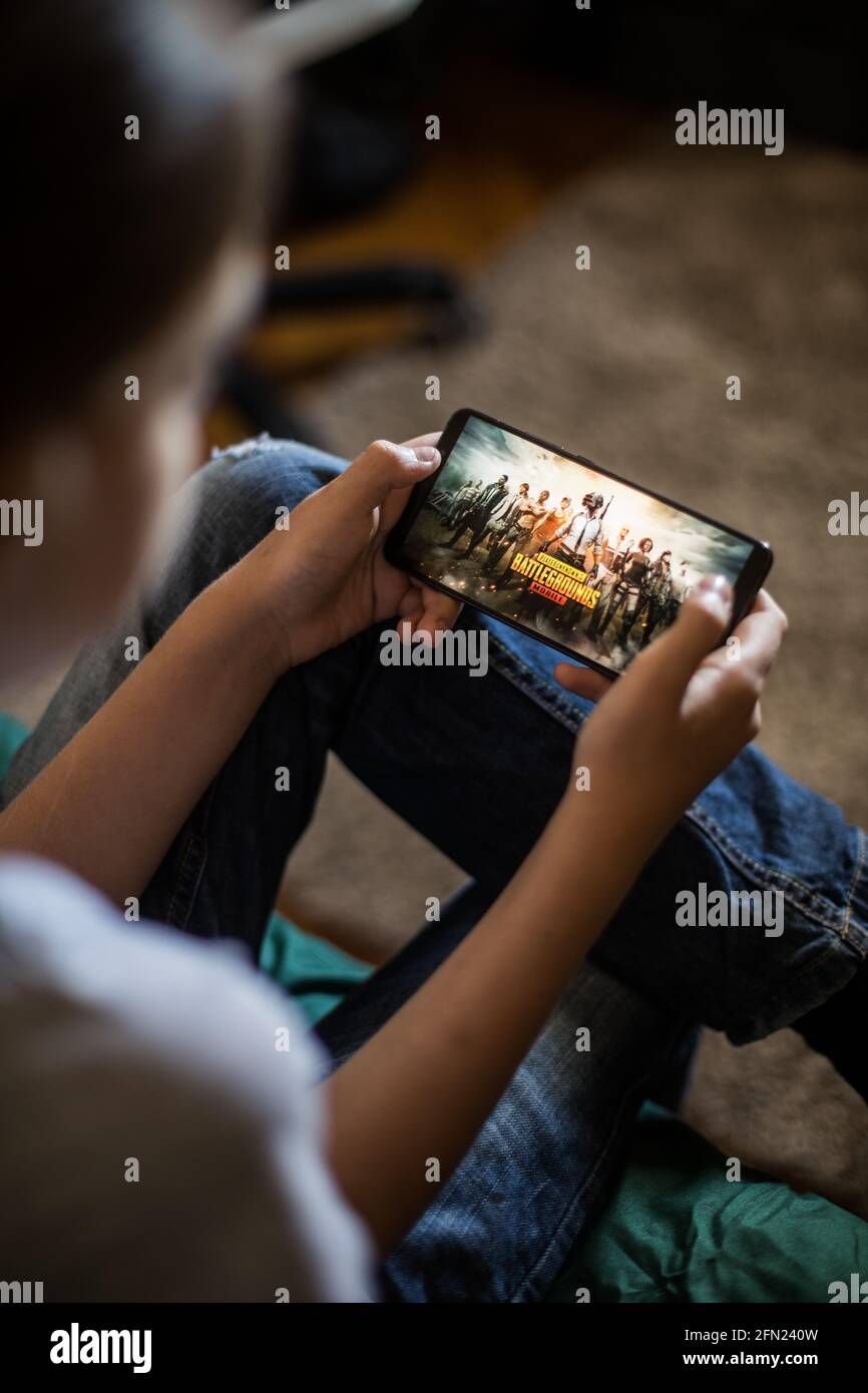 Bucarest, ROUMANIE - 10 mai 2021 : image éditoriale illustrative d'un enfant jouant à Battlefields sur un téléphone portable. Banque D'Images