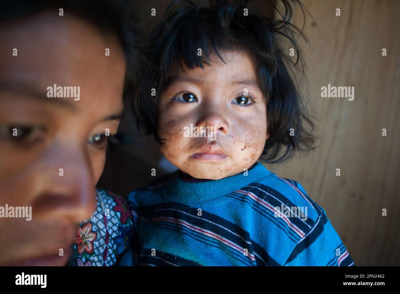 Maya mère et fille indigènes à Aqua Escondida, Solola, Guatemala Photo  Stock - Alamy