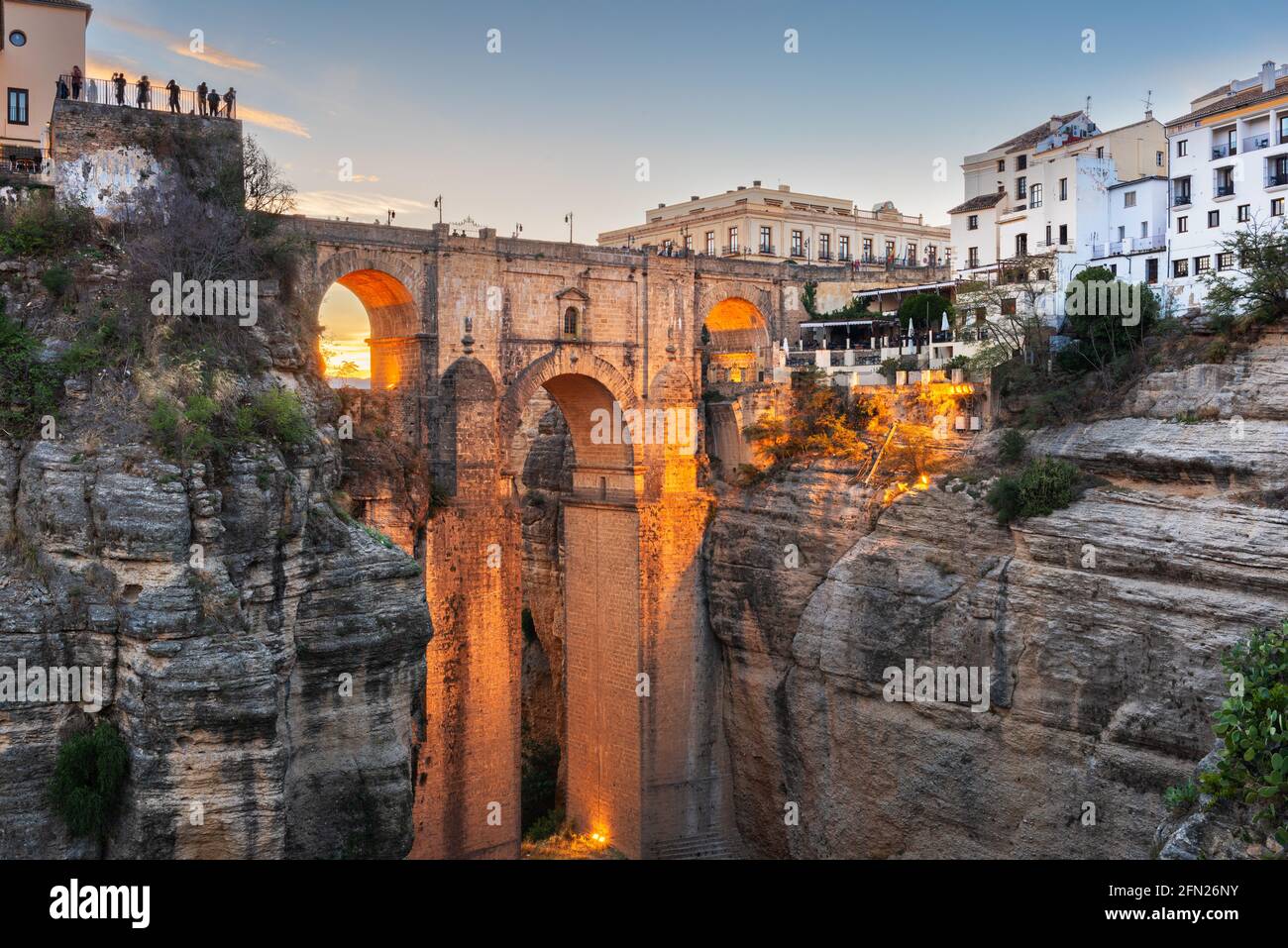 Ronda, Espagne au pont Puente Nuevo au coucher du soleil. Banque D'Images