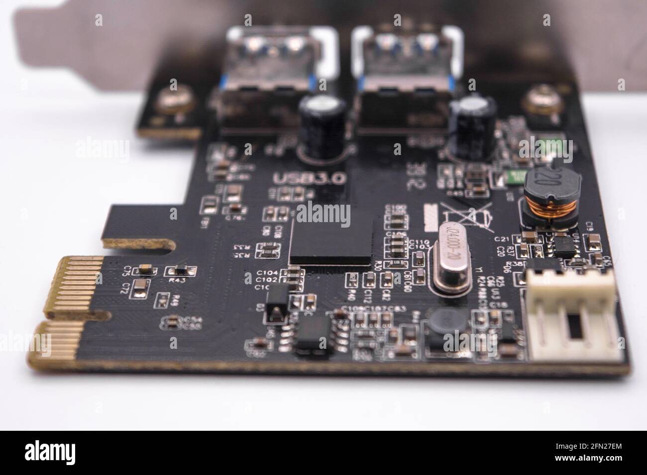Carte d'extension PCI-E vers USB 3.0 de l'ordinateur sur fond blanc. Carte PCI-Express pour connecteurs USB 3.0 supplémentaire, isolée sur fond blanc. Banque D'Images