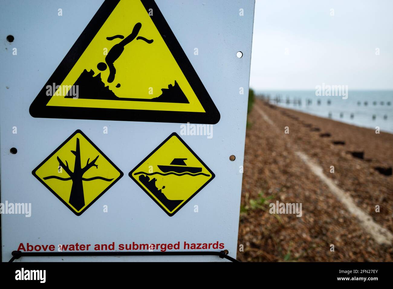 Waring signes de dangers immergés au-dessus de l'eau Banque D'Images