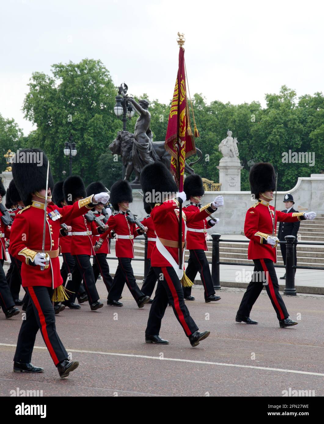 Un détachement de gardes écossais marchant à l'extérieur de Buckingham Palace Trooping The Color Banque D'Images