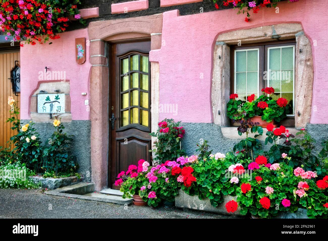 Paysage français, rues florales colorées de la région Alsace. Villages traditionnels typiques Banque D'Images