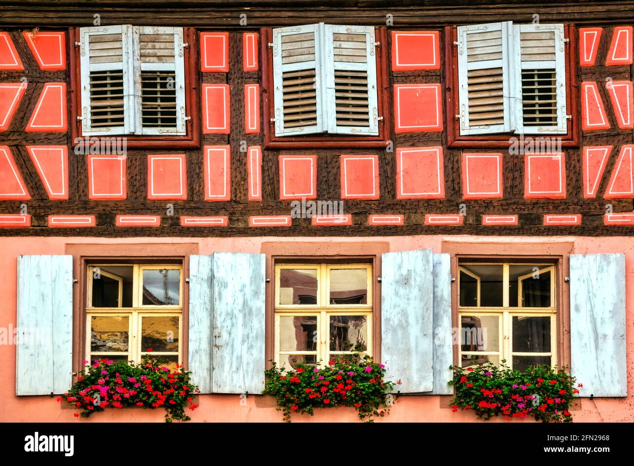 Paysage et architecture français, rues florales colorées de la région Alsace. Villages traditionnels typiques Banque D'Images