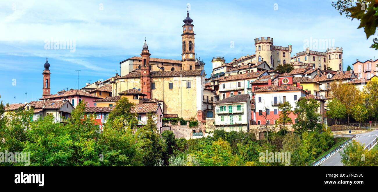 Village médiéval italien pittoresque (borgo) et château - Costiglione d'Asti dans le Piémont (Piémont), région célèbre pour la vinification. Italie. Banque D'Images