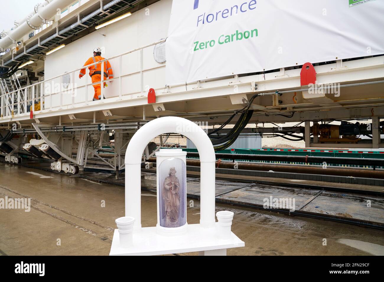 La statue de Saint Barbara, Patron Saint of Mines se trouve à côté de Florence, la plus grande machine à aléser de tunnel jamais utilisée sur un projet ferroviaire britannique, qui est dévoilé sur le site HS2 à West Hyde près de Rickmansworth dans le Hertfordshire. Date de la photo: Jeudi 13 mai 2021. Banque D'Images