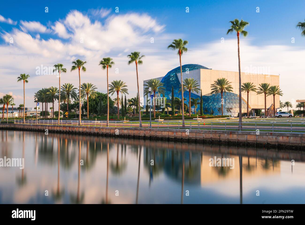 ST. PETERSBURG, FLORIDE - 6 avril 2016 : l'extérieur de la musée de Salvador Dali. Le musée abrite la plus grande collection de Dali's travailler en dehors de l'Europe. Banque D'Images